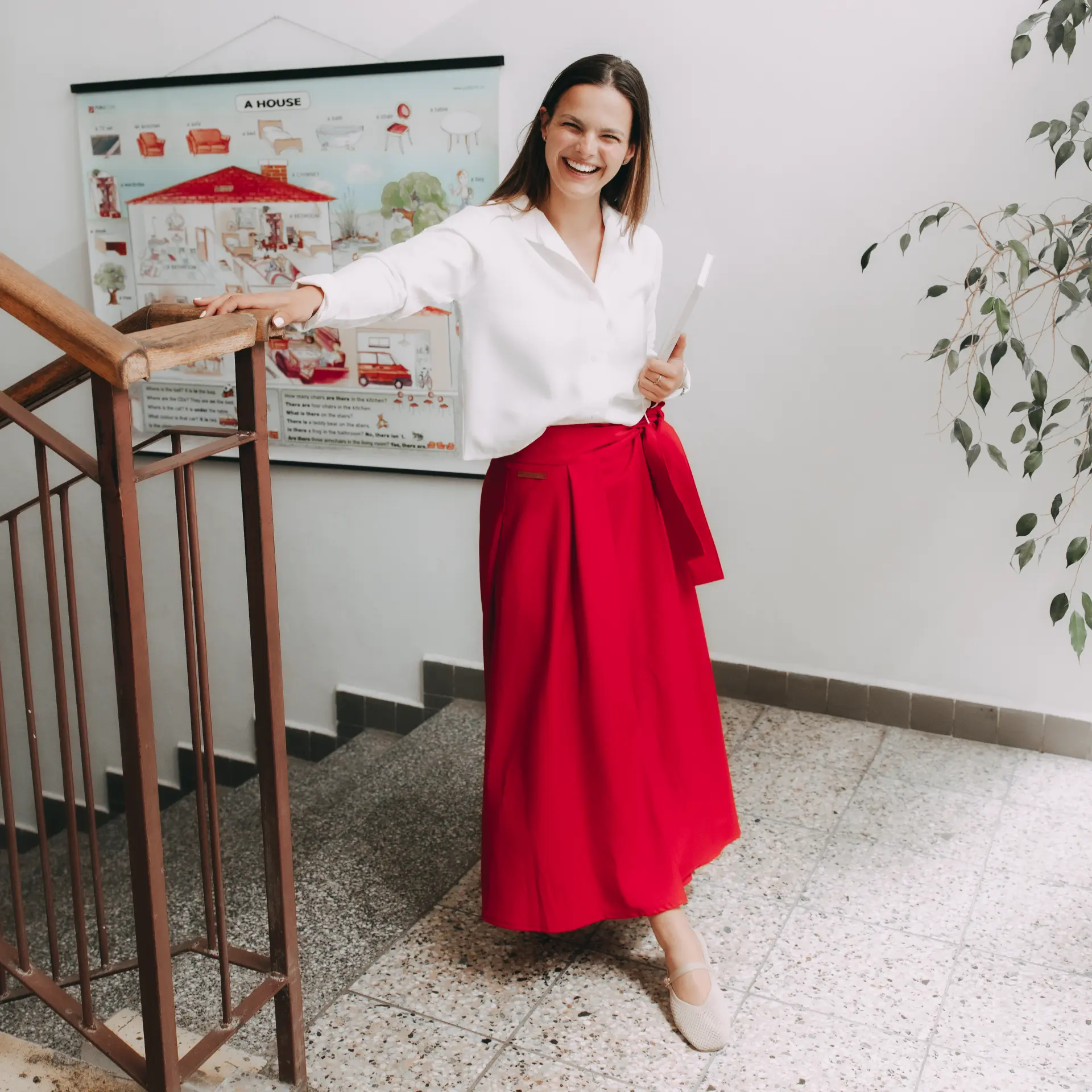 Jarní look: červená sukně Mawe a bílá košile Tawia Short