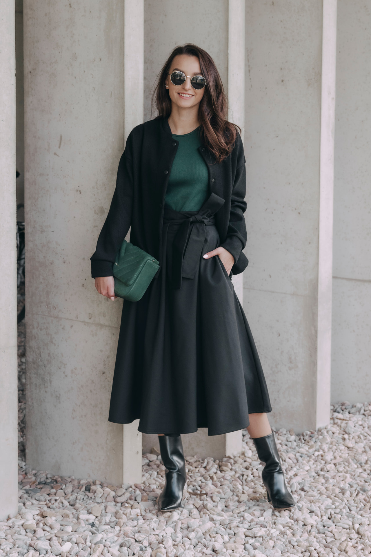 Zimní look: černá sukně Mawe, zelený top Nomusa a černý bomber Femi